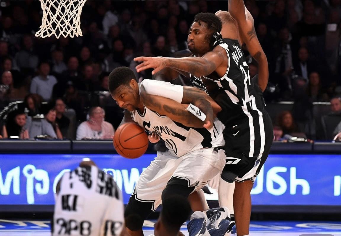 猛龙队内线防守问题凸显：篮网队冲击禁区屡得手，挡拆错位进攻与前场篮板二次进攻击溃防守体系调整不足